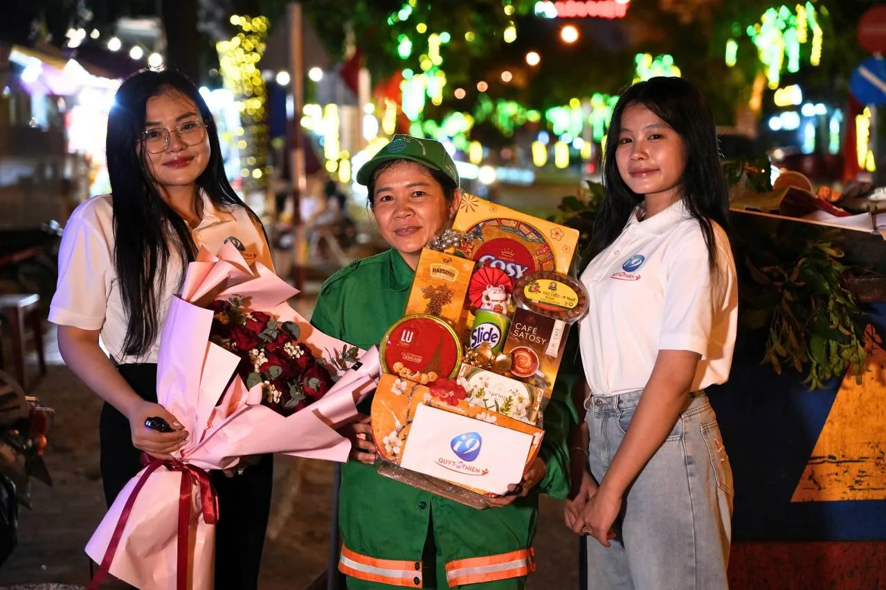 Gọi điện đến hotline hỗ trợ